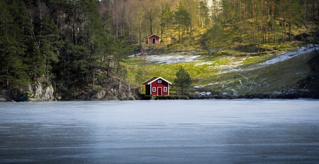 Photo Lakeside cabin